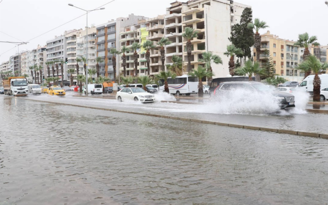 İzmir’de deniz taştı