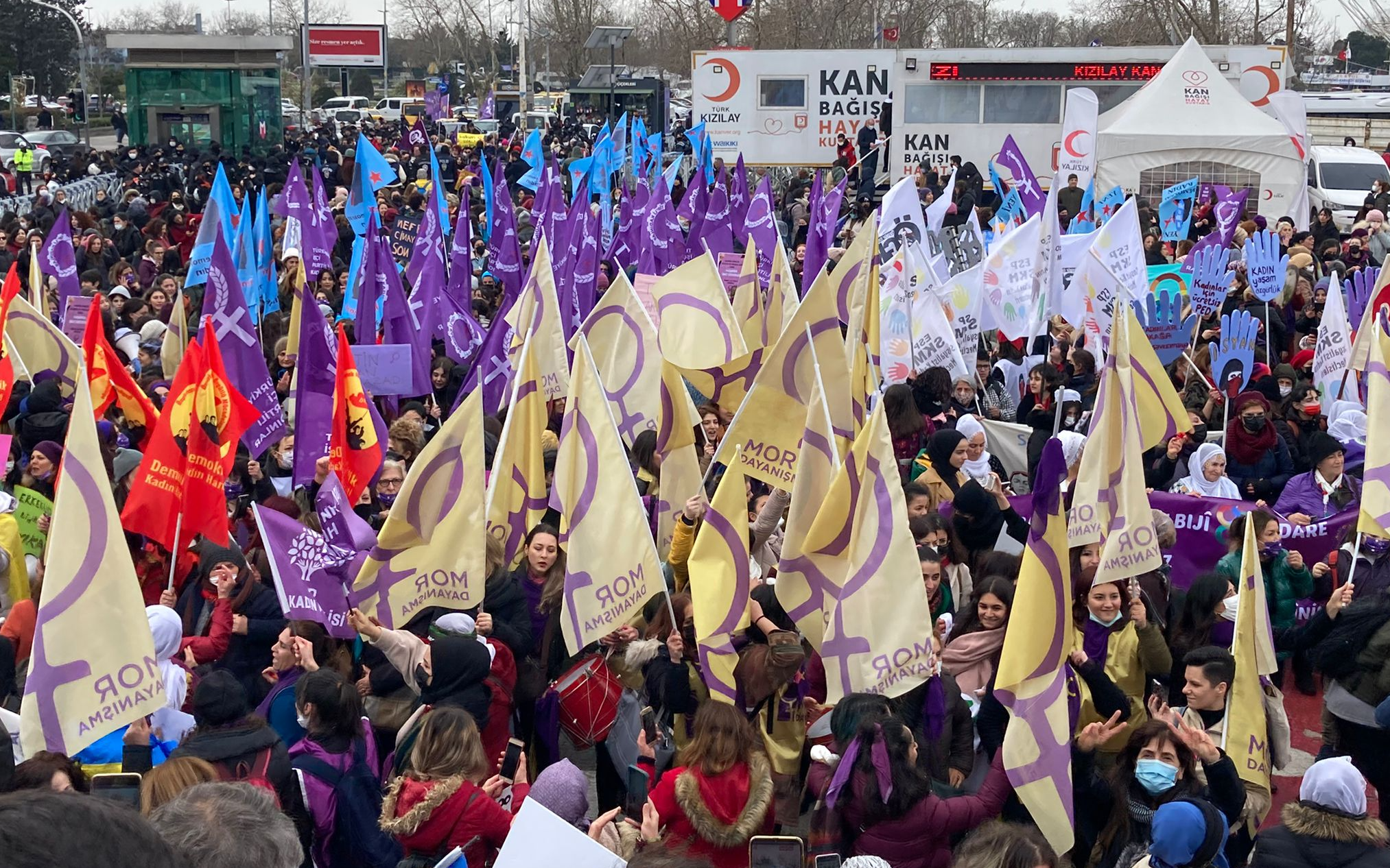 Kadınlar 8 Mart öncesi sokağa çıktı!