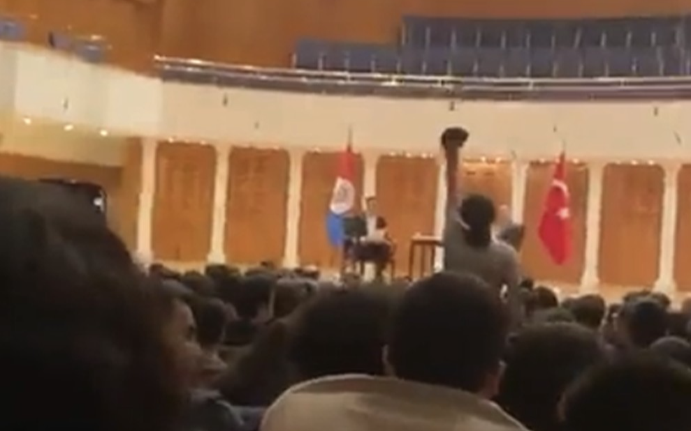 Ümit Özdağ’ı protesto eden öğrencilere müdahale