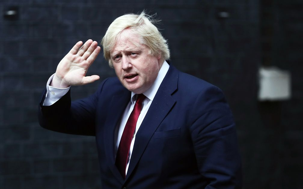 Boris Johnson istifa etti