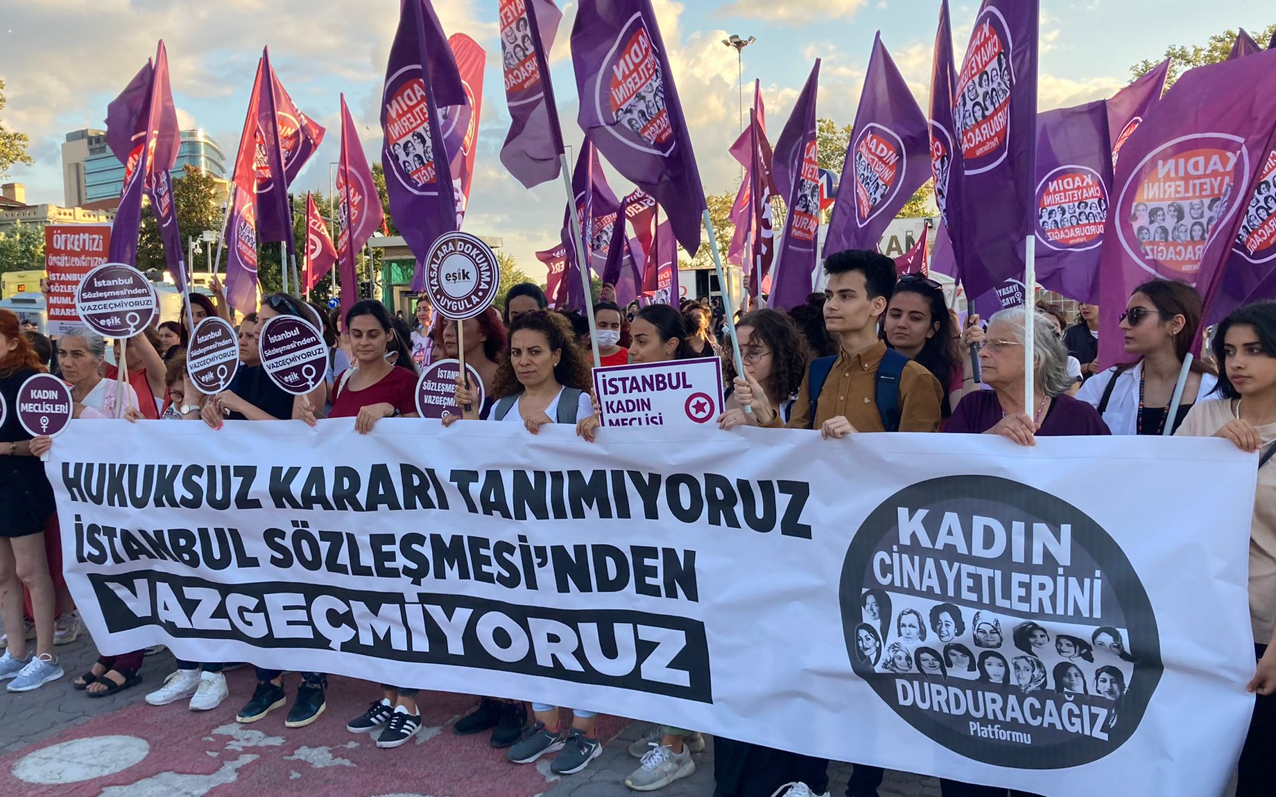 Kadınlar, Danıştay kararını protesto etti