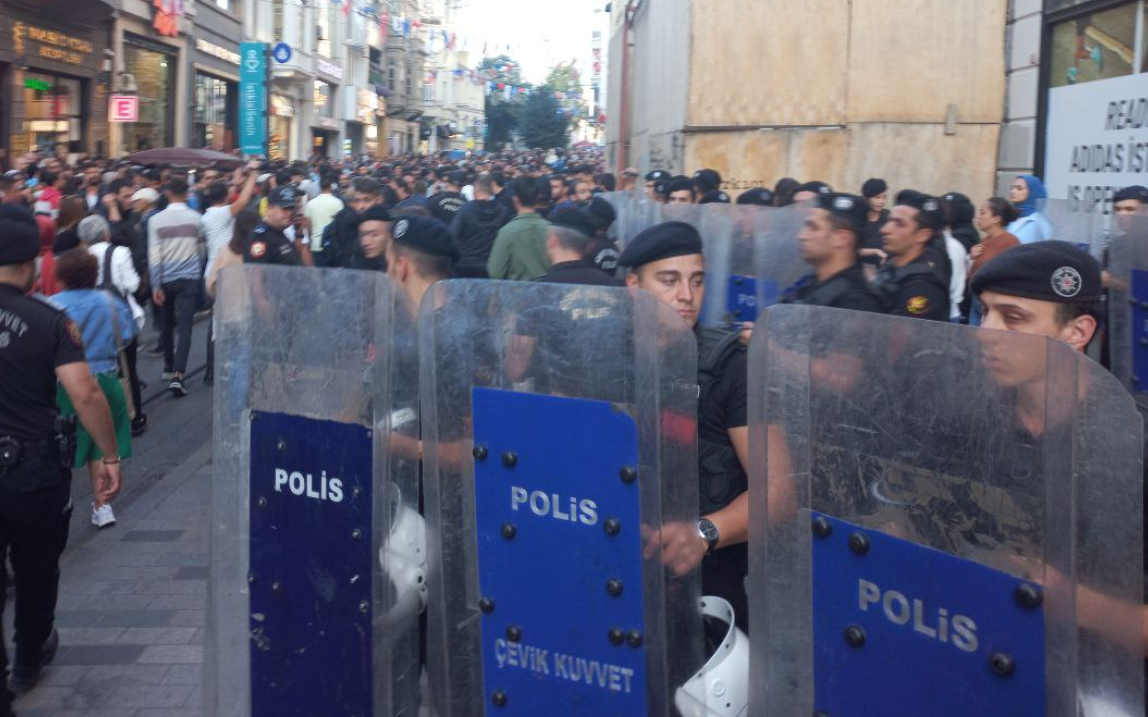 Taksim'de Mahsa Amini protestosuna polis saldırısı