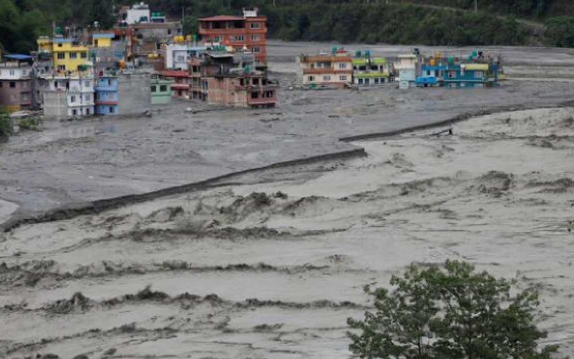 Nepal’de sel ve heyelan 33 can aldı