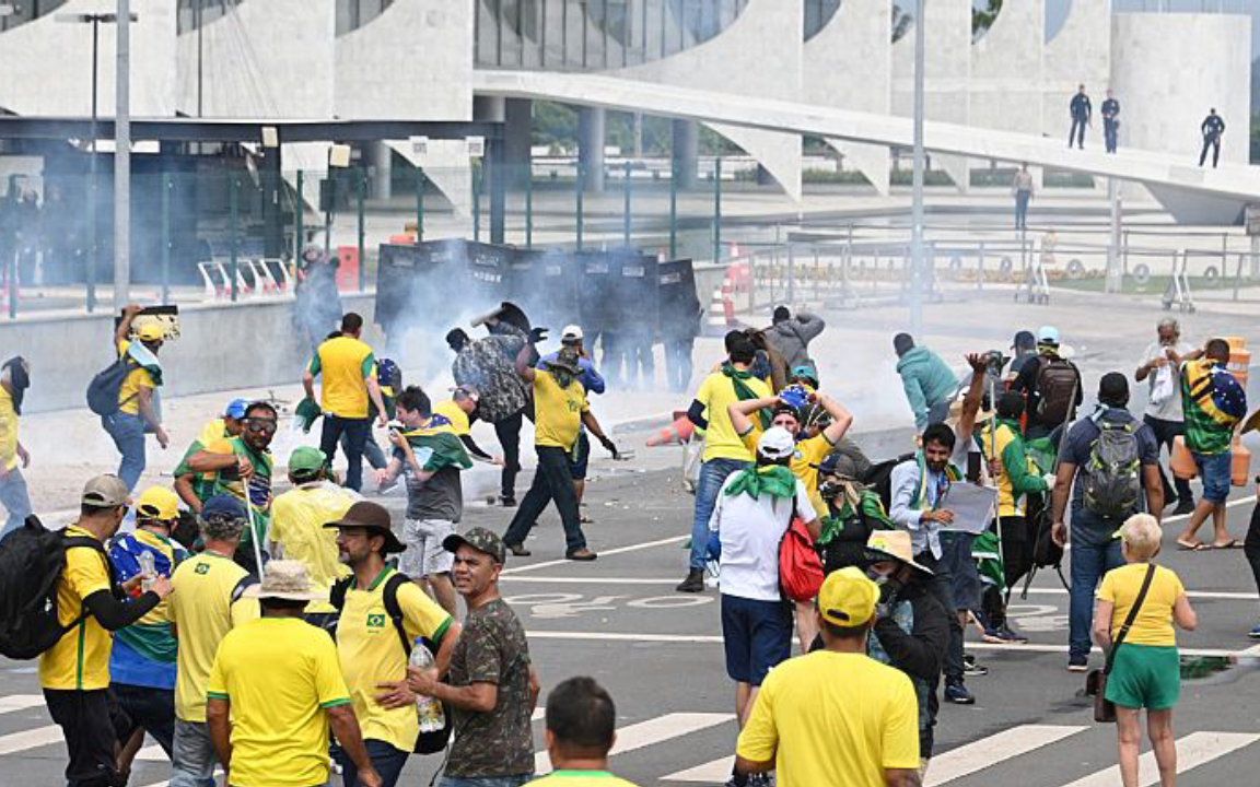 Brezilya'da Bolsonaro taraftarları Kongre ve Başkanlık Sarayı'nı bastı