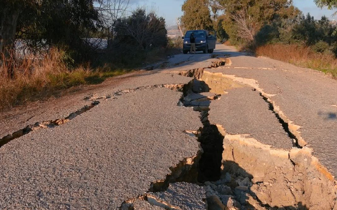 Hatay’da yarıkların oluştuğu 3 kilometrelik yol çöktü