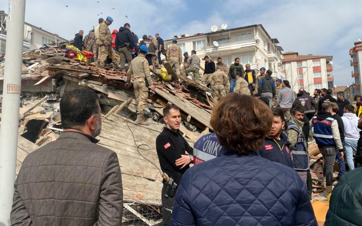 Malatya’daki depremde 3 kişi enkazdan sağ olarak çıkarıldı