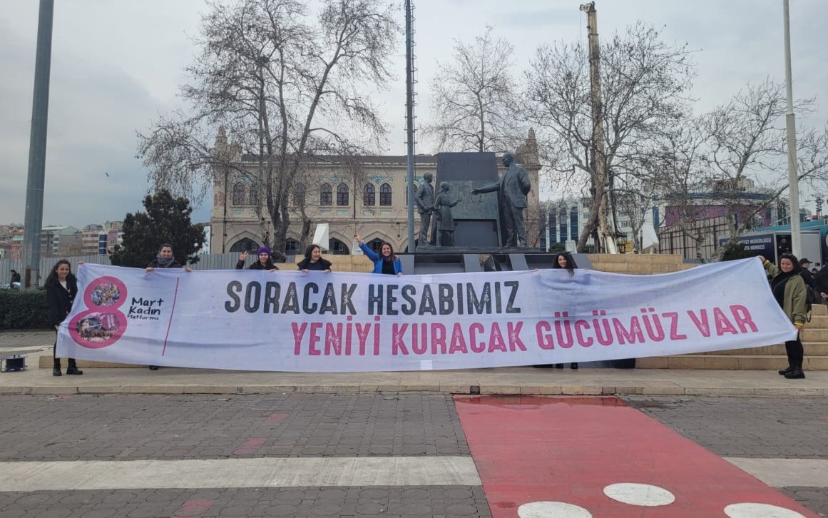 Kadınlar, 8 Mart öncesi Kadıköy'de bir araya geldi