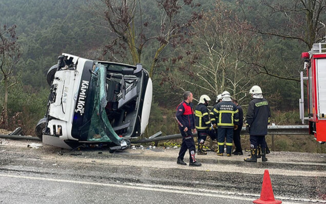 Isparta'da yolcu otobüsü devrildi: 8 yaralı