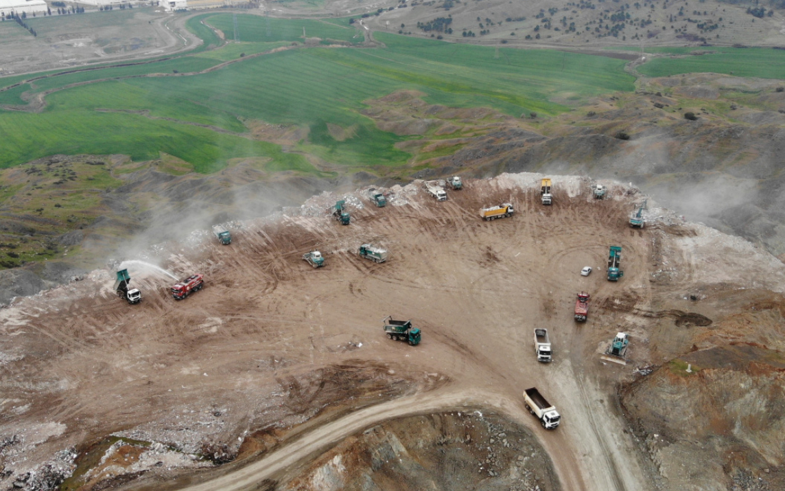 Maraş’ta çıkan enkazlar dağ oluşturuyor