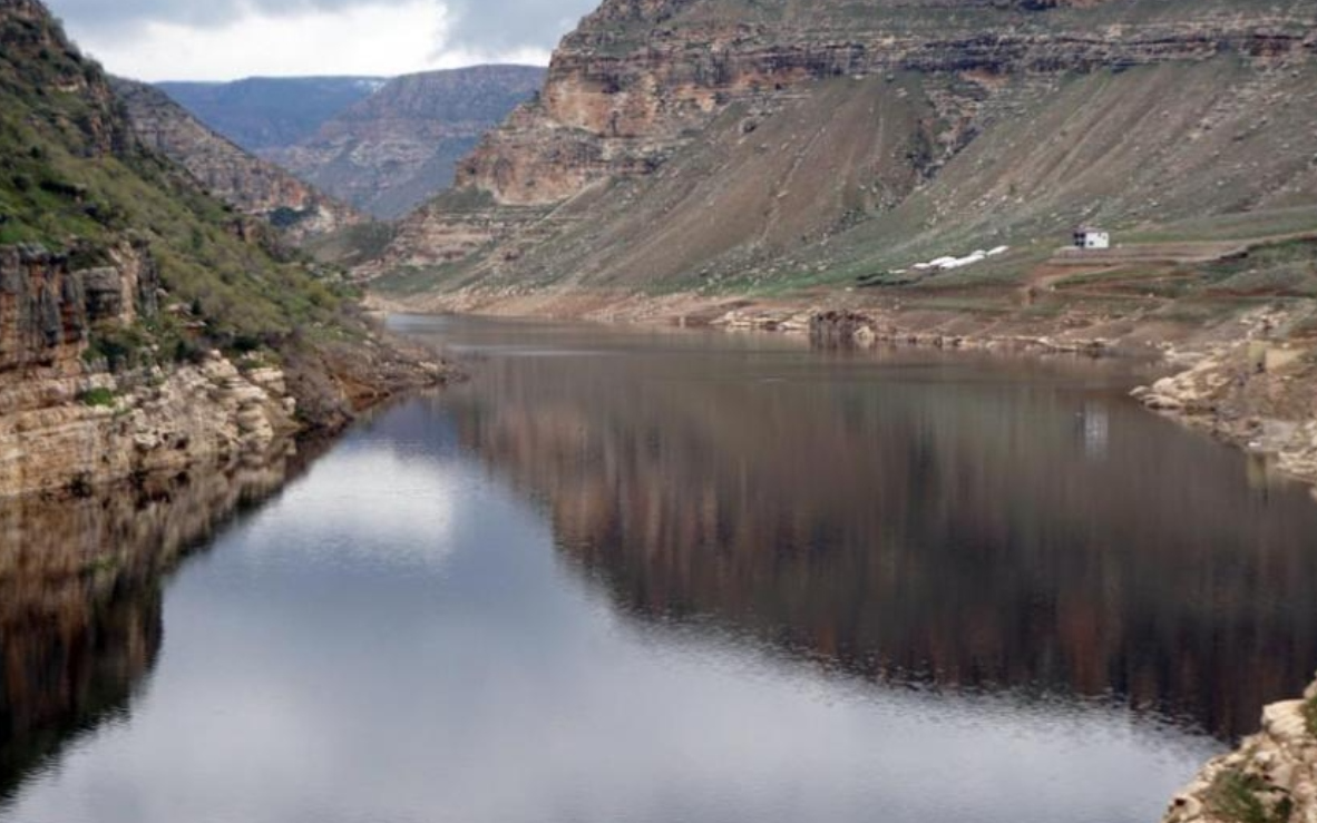 Botan Çayı'nın rengi siyaha döndü