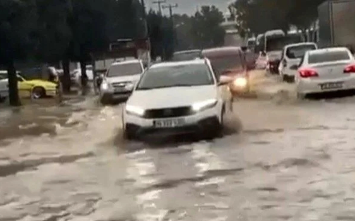 İzmir'de sağanak: Yollar göle döndü