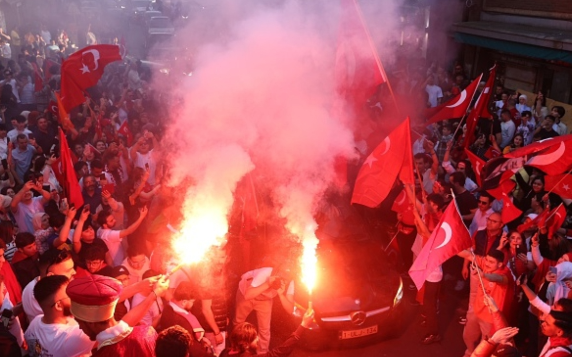 Polisleri ezmeye çalışan bir kişi gözaltına alındı