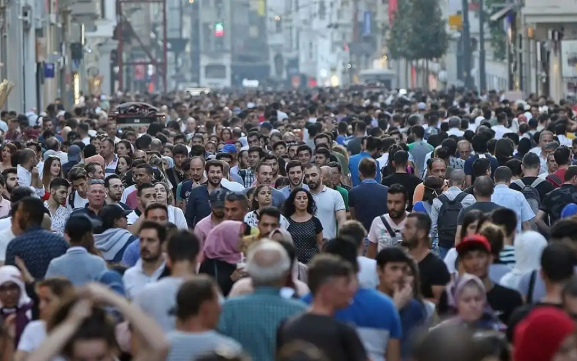 Araştırma: Türkiye’de gençlerin yüzde 63'ü imkan olsa başka ülkede yaşamak istiyor