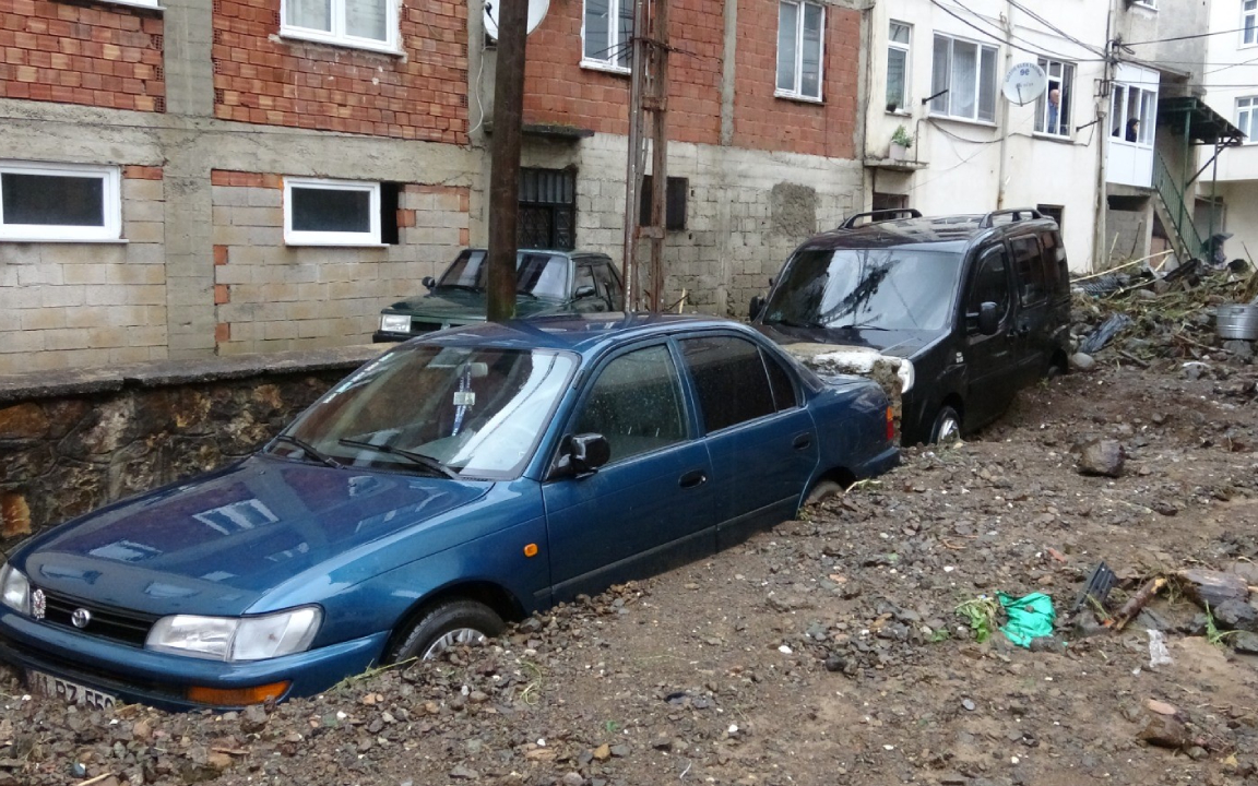 Giresun'da sel: Ev ve iş yerilerini su bastı