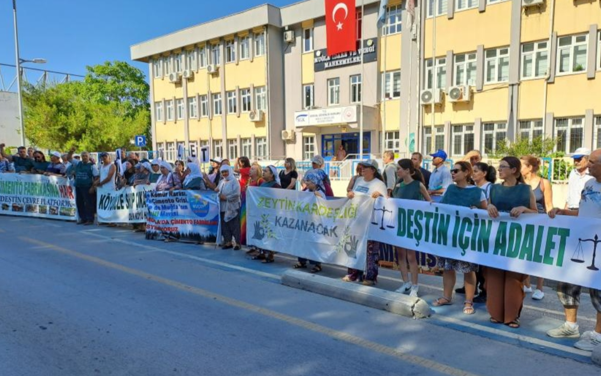 Deştin'de bilirkişi raporunu yok sayan mahkeme önünde nöbet