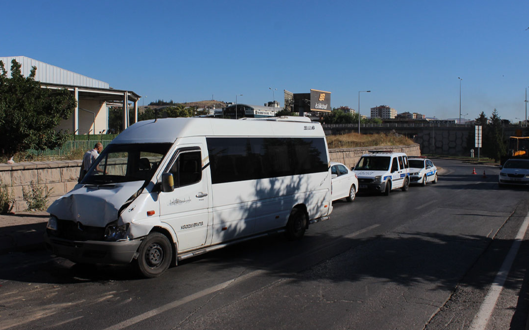 İşçi servisleri çarpıştı: 10 yaralı