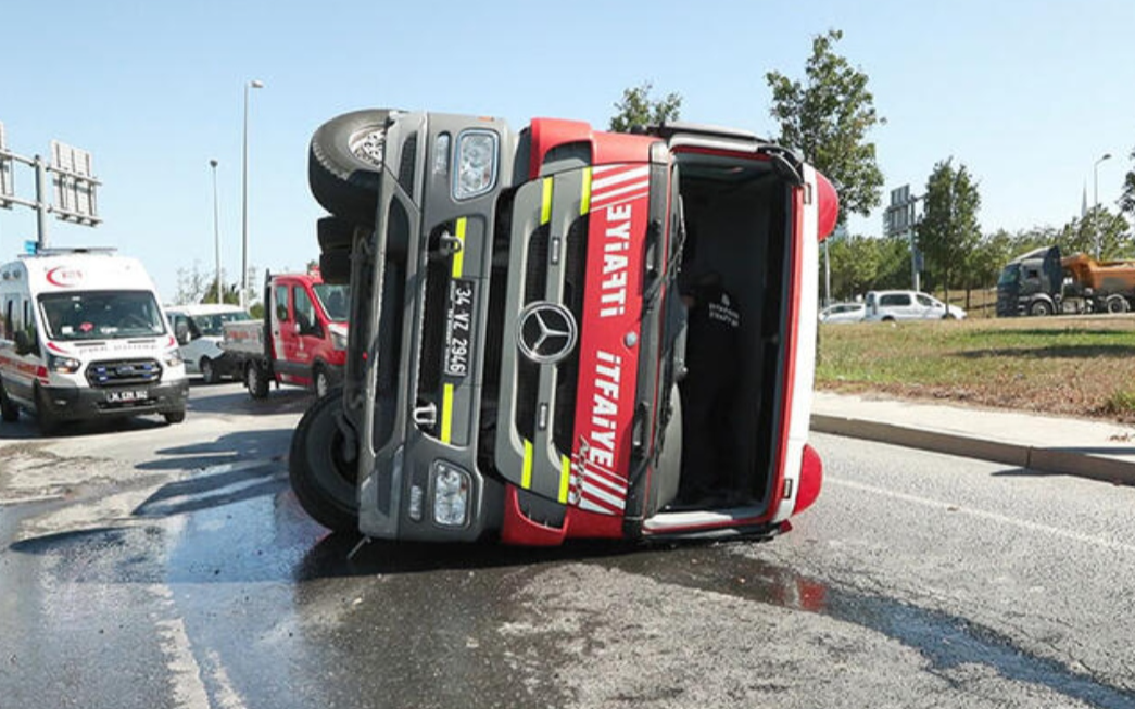 İstanbul'da itfaiye aracı devrildi