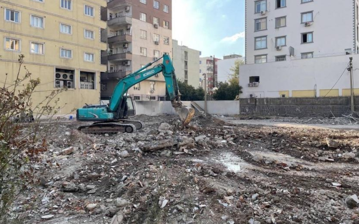 Cizre'de kayyum tarafından satılan eski belediye binası yıkıldı