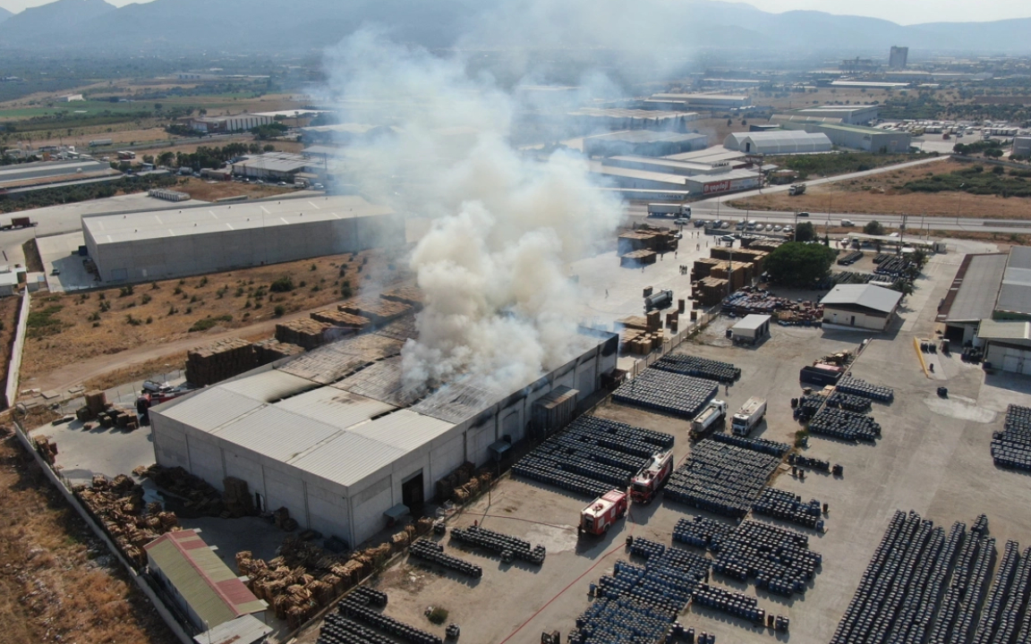 İzmir’de palet fabrikasında yangın