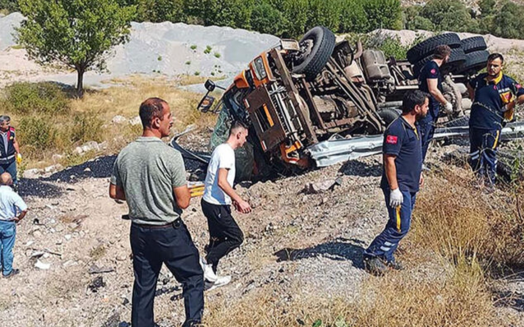 Devrilen kamyonun sürücüsü öldü