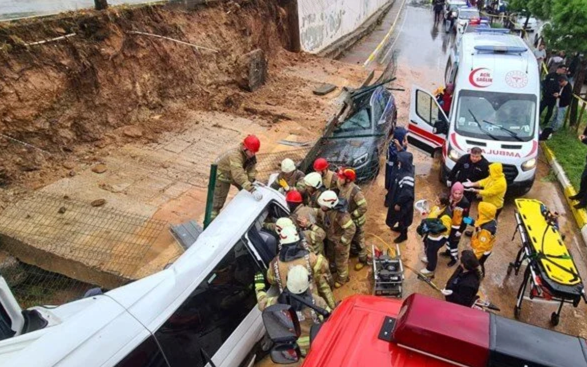 Pendik’te istinat duvarı araçların üzerine çöktü