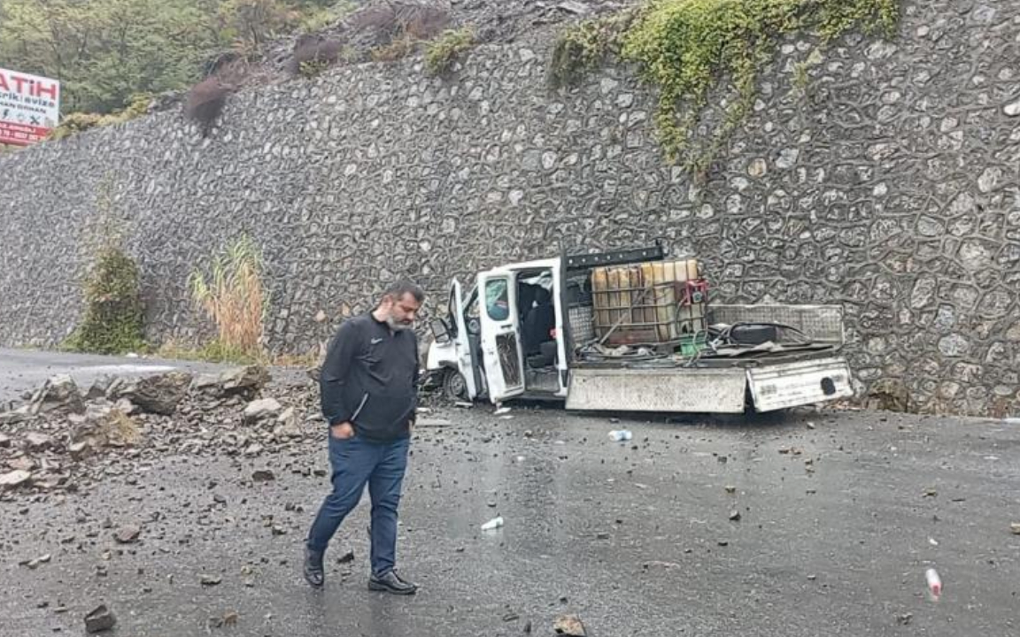 Dağdan kopan kayalar kamyonetin üzerine düştü