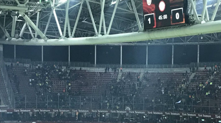 Ölüm haberini alan Fenerbahçe taraftarı stadı terk etti