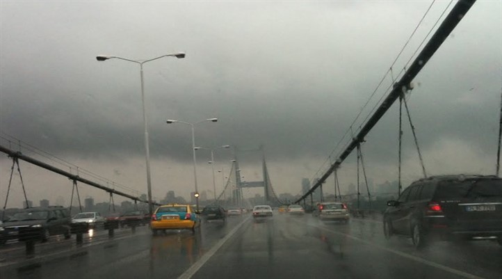 İstanbul'da şiddetli yağış başladı, trafik kilitlendi