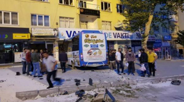AKP seçim bürosuna otobüs daldı