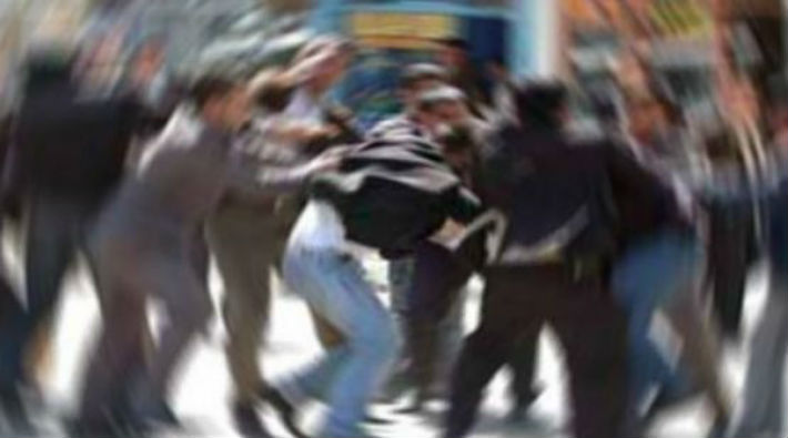 AKP'li 20 kişilik grup 'Hayır' için çalışan gençlere saldırarak linç etti