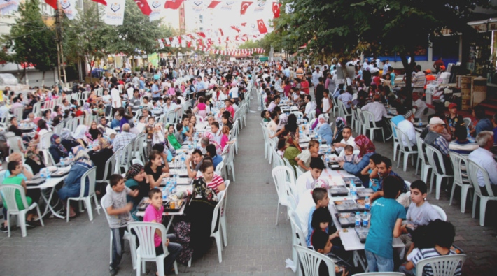 AKP'li belediye 1 milyona iftar sofrası kurup, 163 bin liraya mehter takımı tutmuş