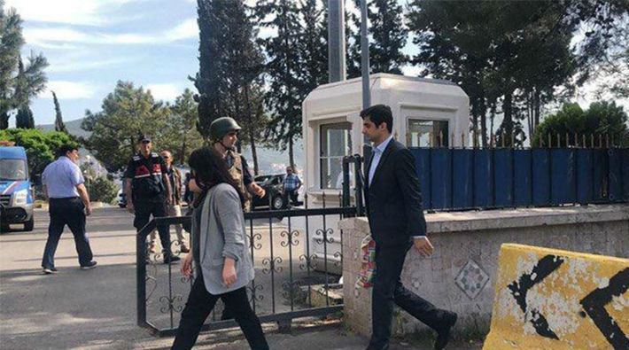 Avukatları, Öcalan'la görüşmek için İmralı'ya gitti