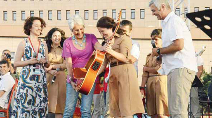 Joan Baez'den üyeleri tutuklanan Grup Yorum'a: Şarkılarımı seslendirirken kavganızı anlatacağım