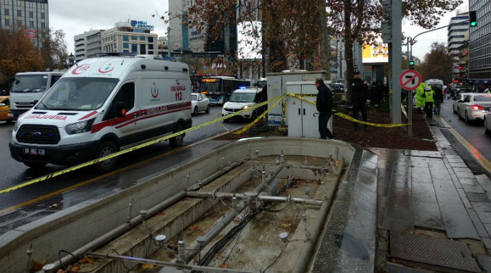 Belediye otobüsü kaza yaptı: Yayalar aracın altında kaldı