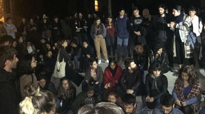 İstanbul Üniversitesi öğrencileri Ana Kapı'da toplandı
