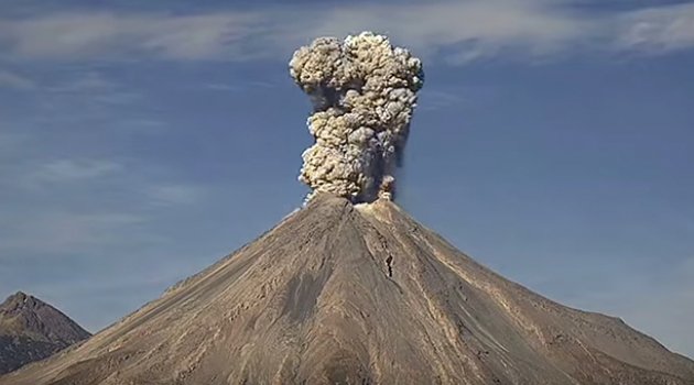 Colima yanardağının patlama anı saniye saniye görüntülendi