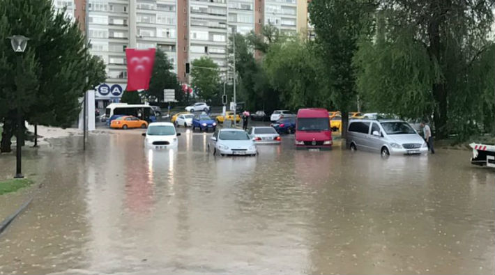 Ankara'da yine sel: Yurttaşlar botla kurtarıldı, metro çalışmadı