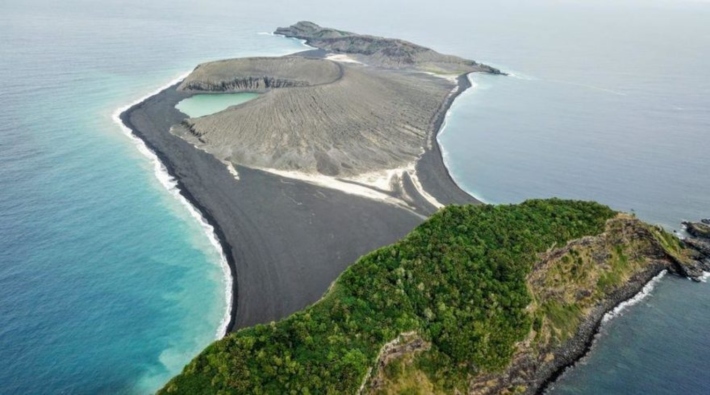 Dünyanın en yeni adasında hayat belirtilerine rastlandı