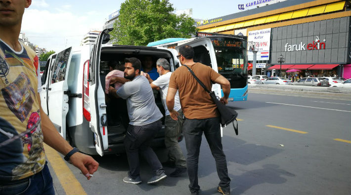 Eğitim Sen'lilere MEB önünde 'karne' saldırısı
