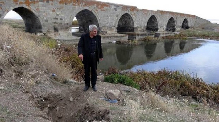 Erzurum'da tarihi köprü defineciler tarafından parça parça sökülüyor