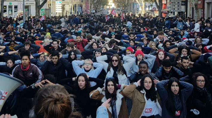 Fransa'da Kara Salı: Liseliler sokakta