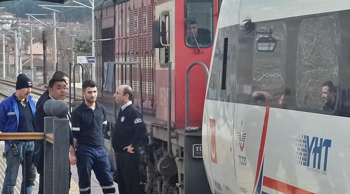 Elektrik gitti, hızlı tren yolda kaldı