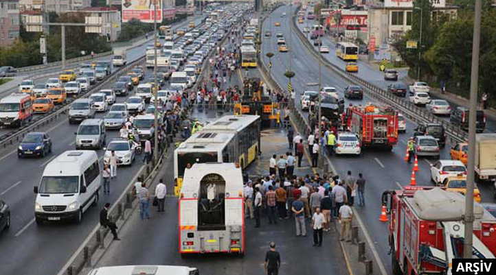 2 metrobüs çarpıştı: 4 yaralı!