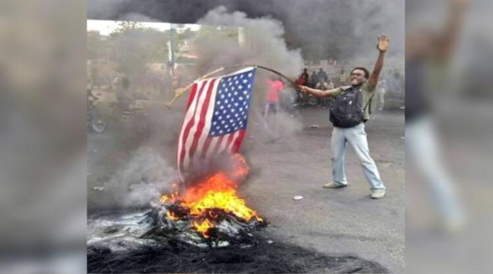 Haiti'de göstericiler ABD bayrağı yaktı!