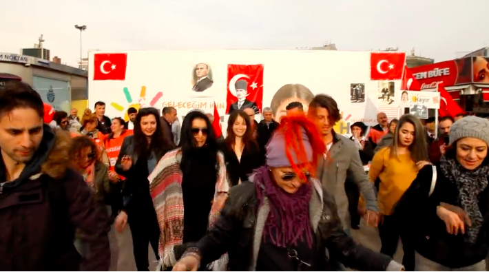 'Hayır'lı Danslar grubundan dans eşliğinde 'Hayır' çağrısı