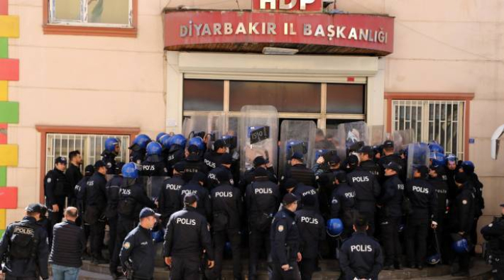 HDP Diyarbakır il binasına 5 polis baskınında 81 kişi gözaltına alındı