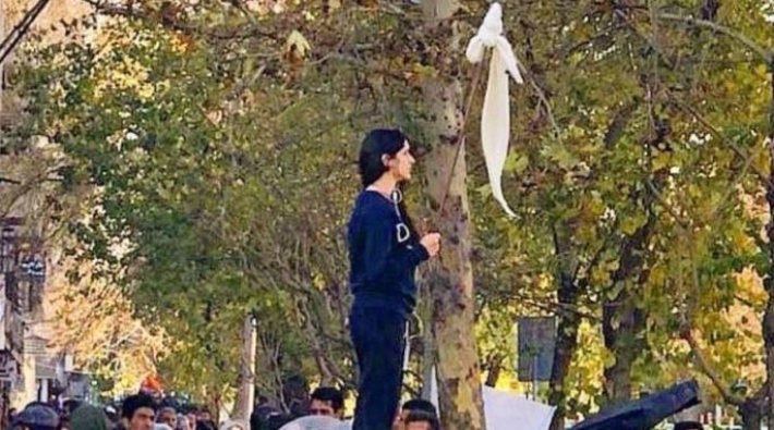 İran'da hicabını çıkaran kadın: Kızım için yaptım!