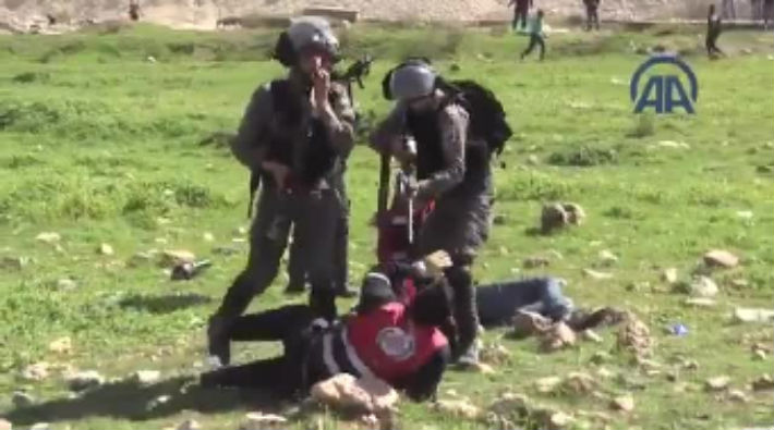 İsrail askerleri sağlık çalışanlarına silah doğrulttu