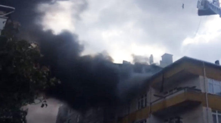 Beyoğlu'nda 4 katlı binada yangın!