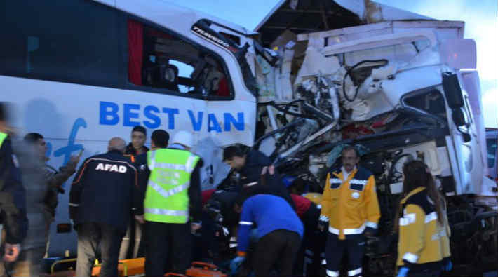 Kamyonla otobüs çarpıştı: 1 ölü, 40 yaralı